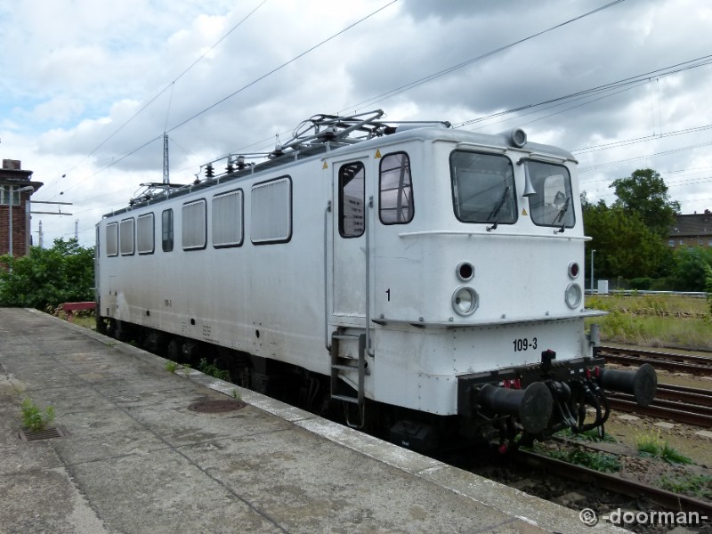 E11 073 - 109-3 b.jpg